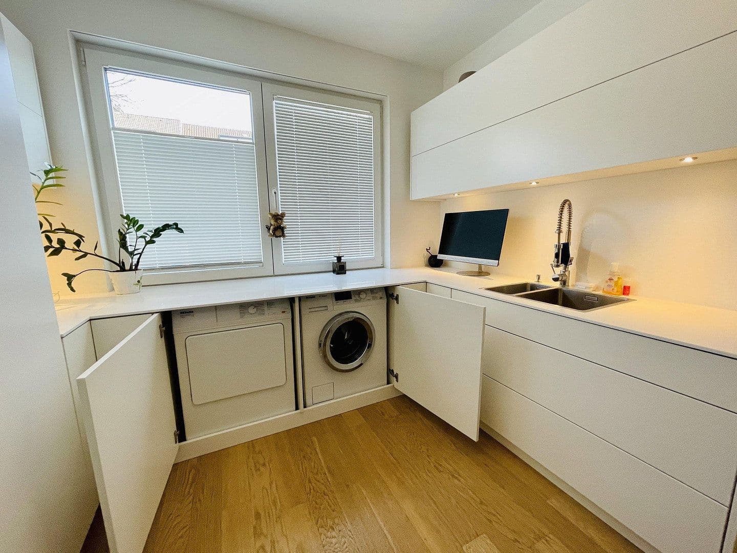 Prenájom bytu 5-izbový 224 m², Düsseldorf, Severné Porýnie - Westfálsko Prenájom bytu 5-izbový 224 m², Düsseldorf, Severné Porýnie - Westfálsko