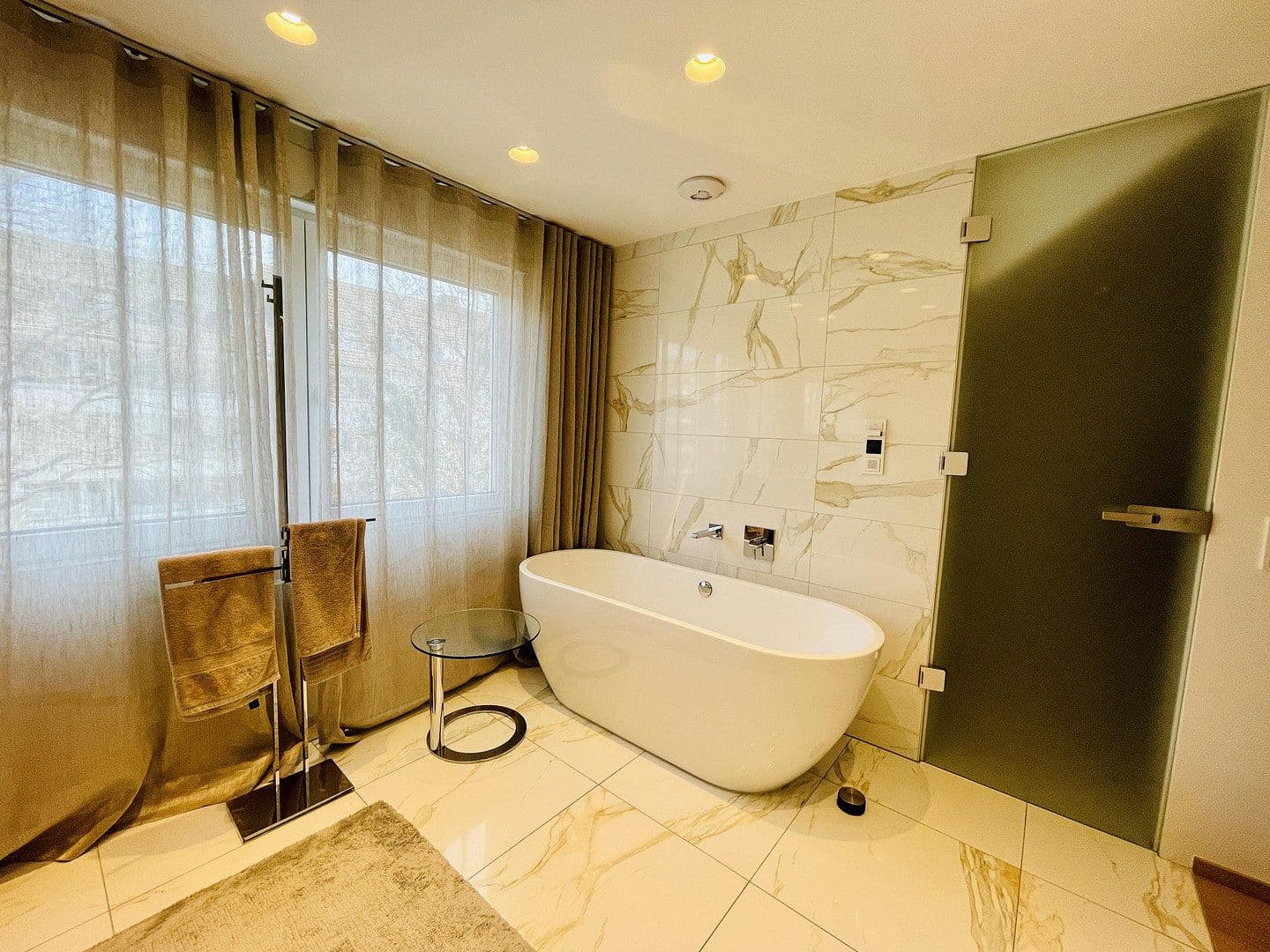 Prenájom bytu 5-izbový 224 m², Düsseldorf, Severné Porýnie - Westfálsko Prenájom bytu 5-izbový 224 m², Düsseldorf, Severné Porýnie - Westfálsko