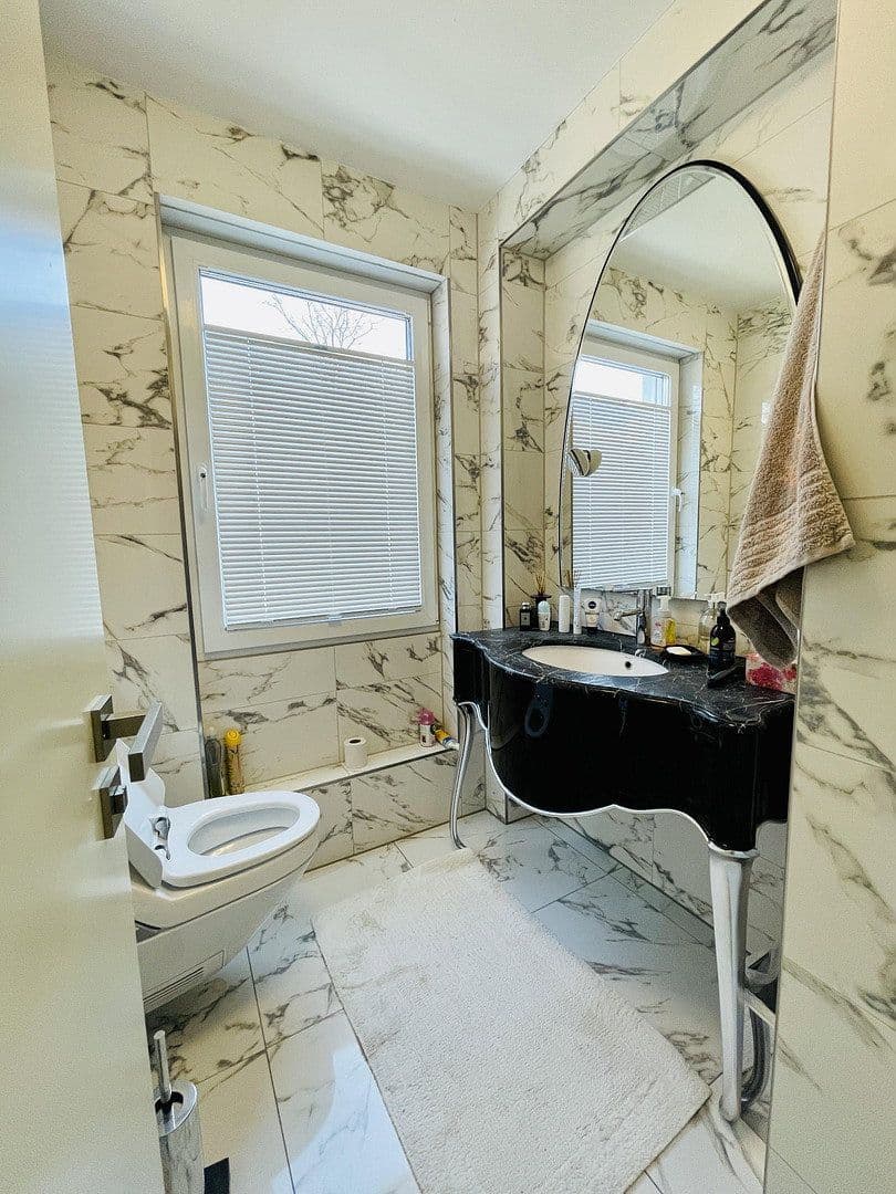 Prenájom bytu 5-izbový 224 m², Düsseldorf, Severné Porýnie - Westfálsko Prenájom bytu 5-izbový 224 m², Düsseldorf, Severné Porýnie - Westfálsko