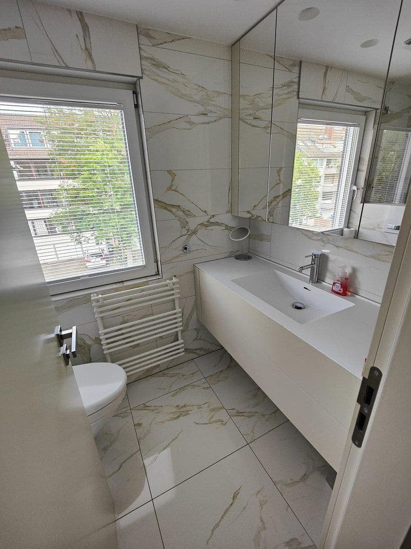 Prenájom bytu 5-izbový 224 m², Düsseldorf, Severné Porýnie - Westfálsko Prenájom bytu 5-izbový 224 m², Düsseldorf, Severné Porýnie - Westfálsko