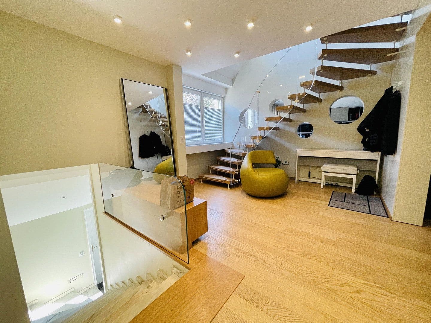 Prenájom bytu 5-izbový 224 m², Düsseldorf, Severné Porýnie - Westfálsko Prenájom bytu 5-izbový 224 m², Düsseldorf, Severné Porýnie - Westfálsko