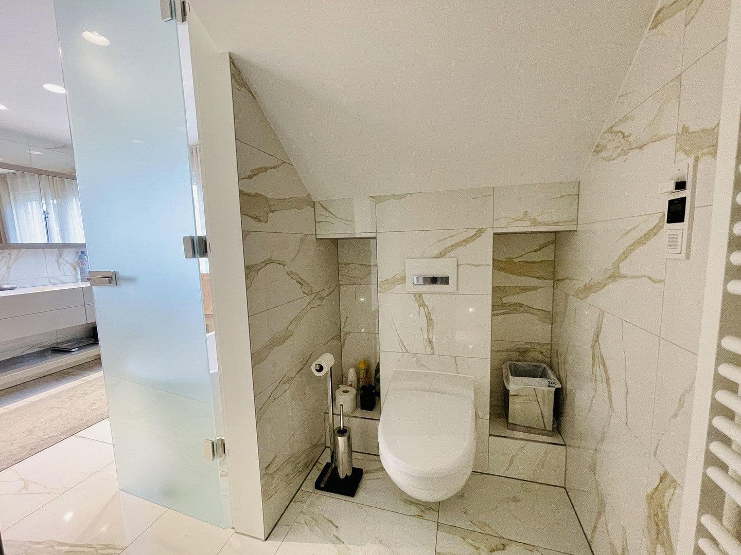 Prenájom bytu 5-izbový 224 m², Düsseldorf, Severné Porýnie - Westfálsko Prenájom bytu 5-izbový 224 m², Düsseldorf, Severné Porýnie - Westfálsko