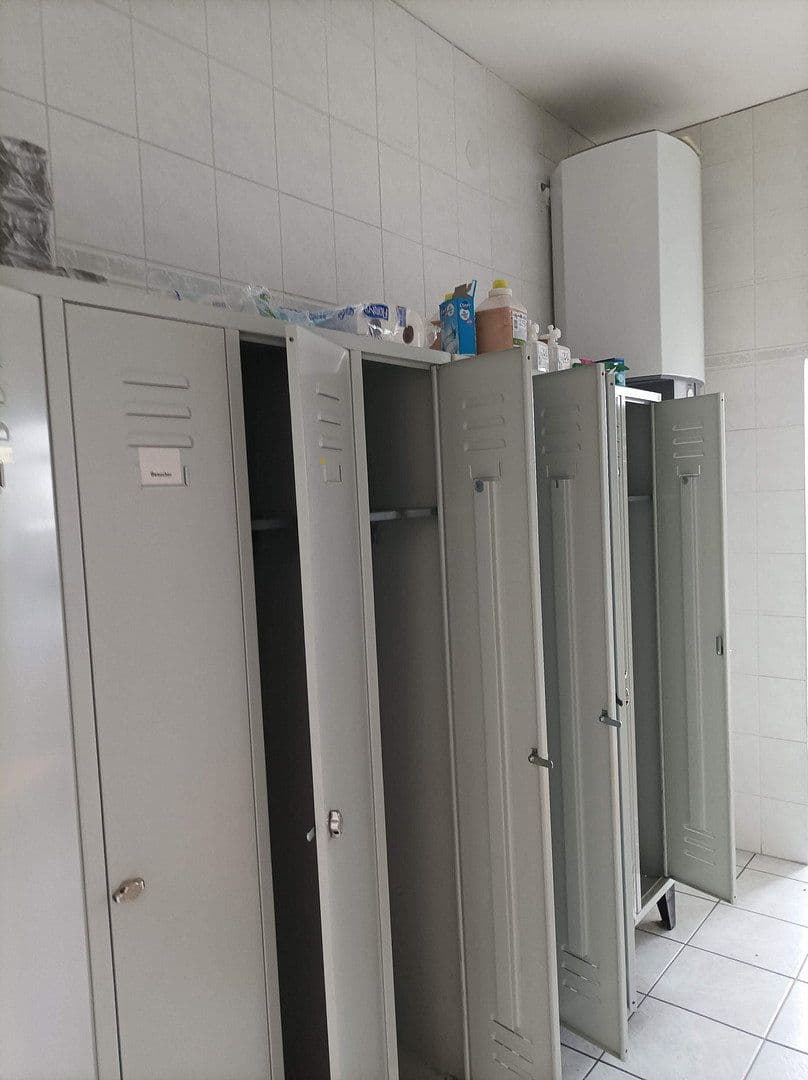 Prenájom nebytového priestoru 1.000 m², Meckenloher Straße 9, Rednitzhembach, Bavorsko Prenájom nebytového priestoru 1.000 m², Meckenloher Straße 9, Rednitzhembach, Bavorsko