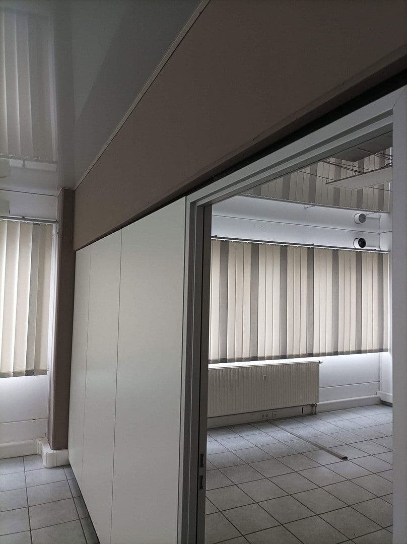 Prenájom nebytového priestoru 1.000 m², Meckenloher Straße 9, Rednitzhembach, Bavorsko Prenájom nebytového priestoru 1.000 m², Meckenloher Straße 9, Rednitzhembach, Bavorsko