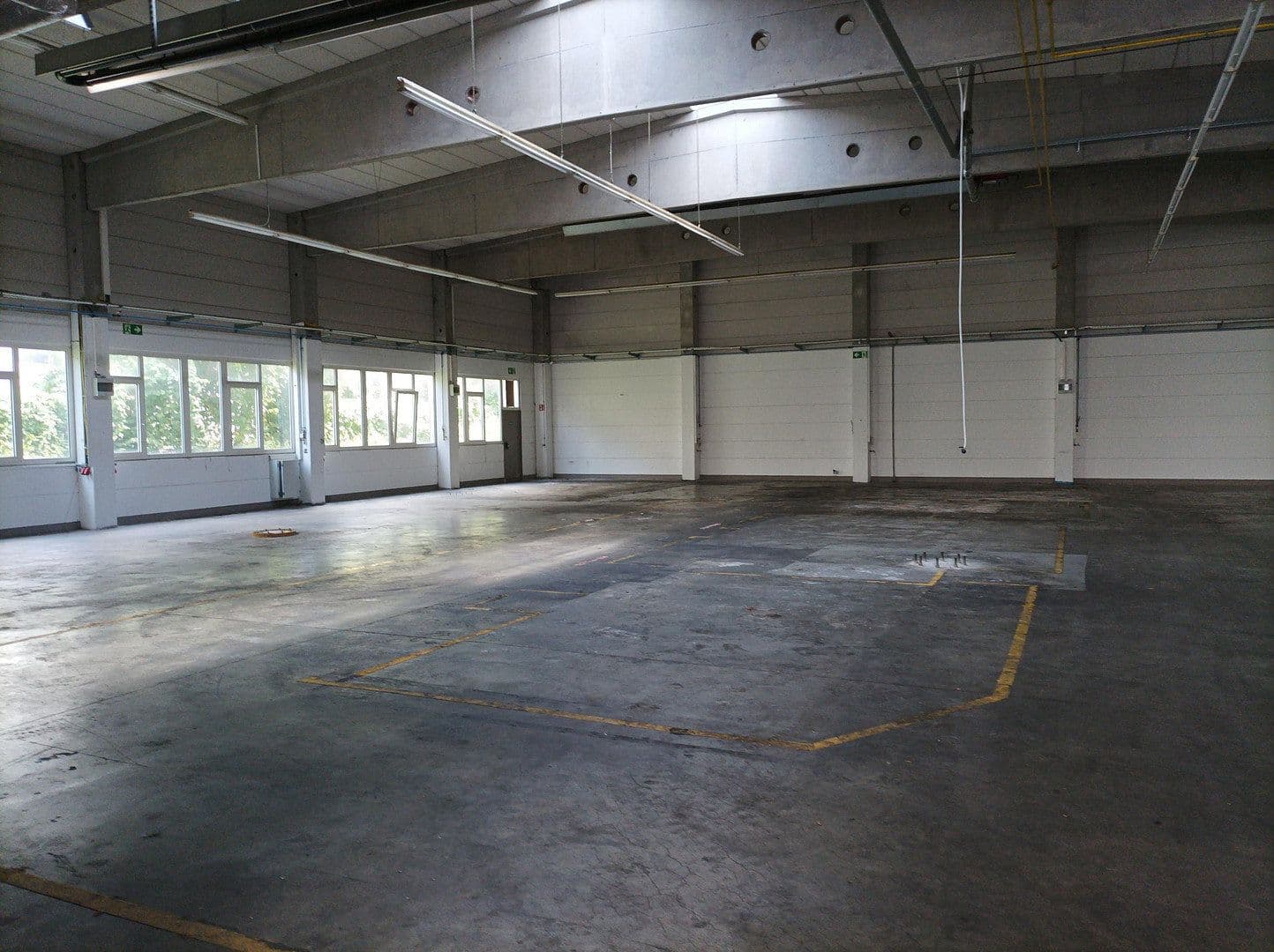 Prenájom nebytového priestoru 1.000 m², Meckenloher Straße 9, Rednitzhembach, Bavorsko Prenájom nebytového priestoru 1.000 m², Meckenloher Straße 9, Rednitzhembach, Bavorsko