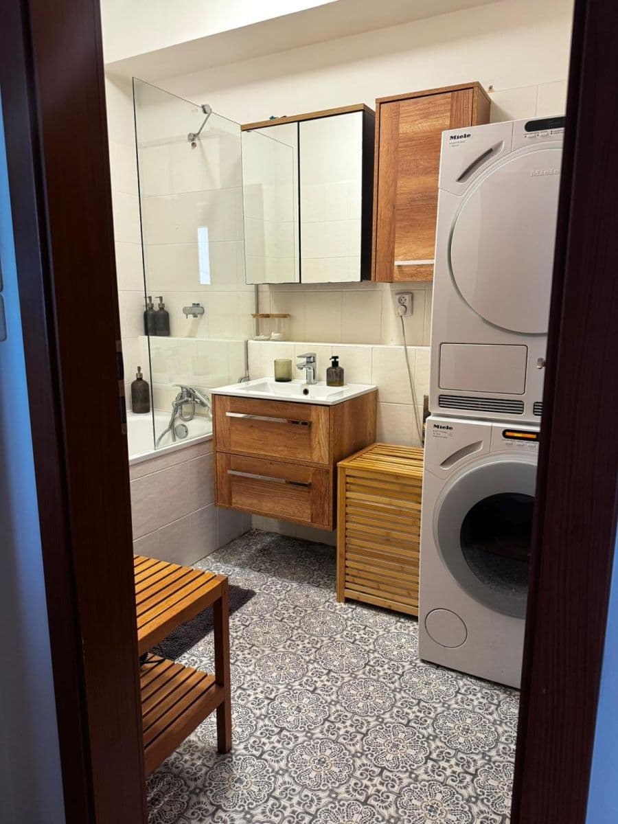 Prenájom bytu 3-izbový 78 m², Budapešťská, Praha, Praha Prenájom bytu 3-izbový 78 m², Budapešťská, Praha, Praha