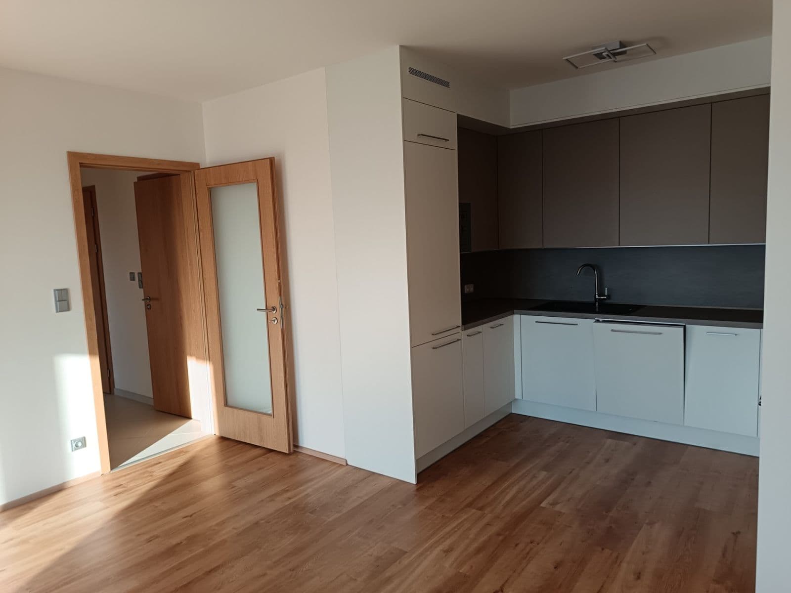 Prenájom bytu 3-izbový 96 m², Kardausova, Praha, Praha Prenájom bytu 3-izbový 96 m², Kardausova, Praha, Praha