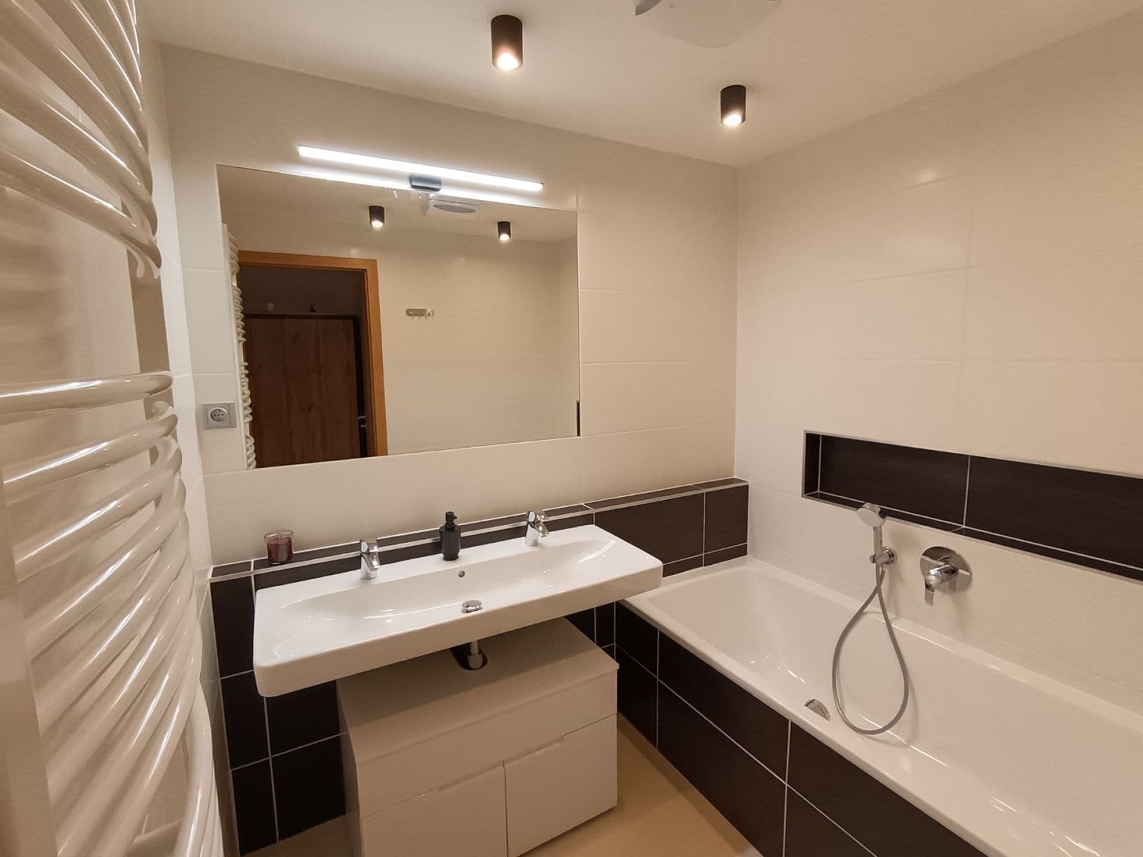 Prenájom bytu 3-izbový 96 m², Kardausova, Praha, Praha Prenájom bytu 3-izbový 96 m², Kardausova, Praha, Praha