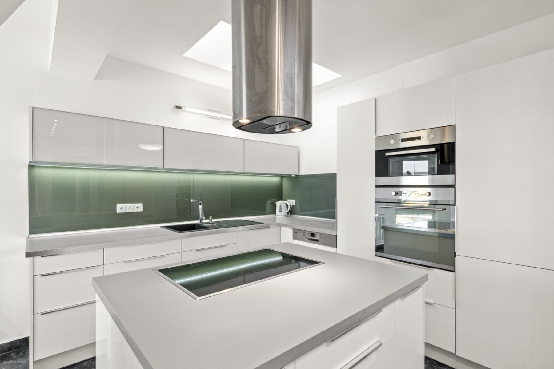 Prenájom bytu 3-izbový 144 m², Osvoboz. pol. vězňů, Kladno, Středočeský kraj Prenájom bytu 3-izbový 144 m², Osvoboz. pol. vězňů, Kladno, Středočeský kraj