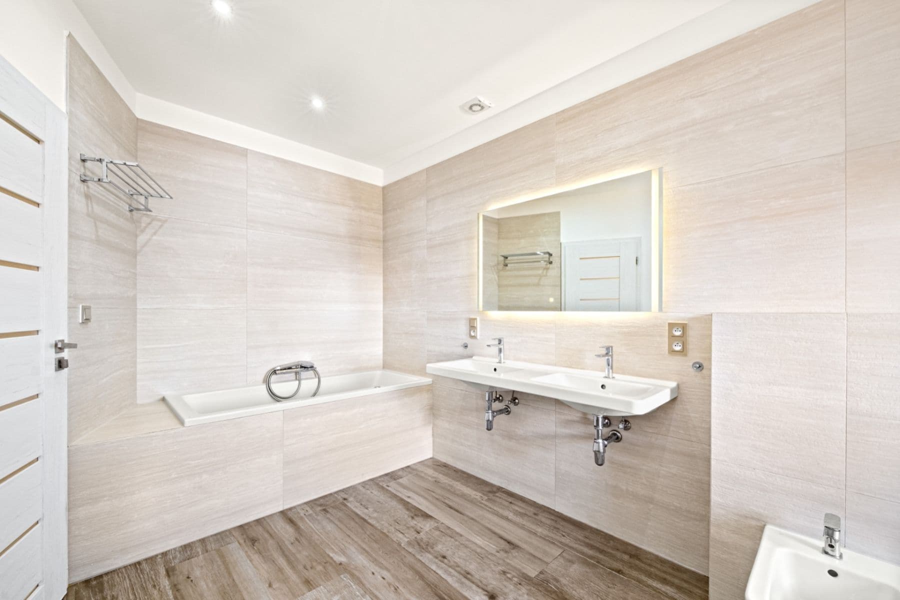 Prenájom bytu 3-izbový 144 m², Osvoboz. pol. vězňů, Kladno, Středočeský kraj Prenájom bytu 3-izbový 144 m², Osvoboz. pol. vězňů, Kladno, Středočeský kraj