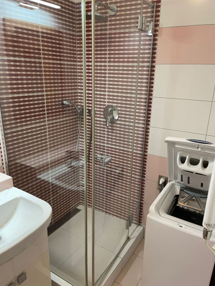 Prenájom bytu 1-izbový 31 m², Pod Děvínem, Praha, Praha Prenájom bytu 1-izbový 31 m², Pod Děvínem, Praha, Praha