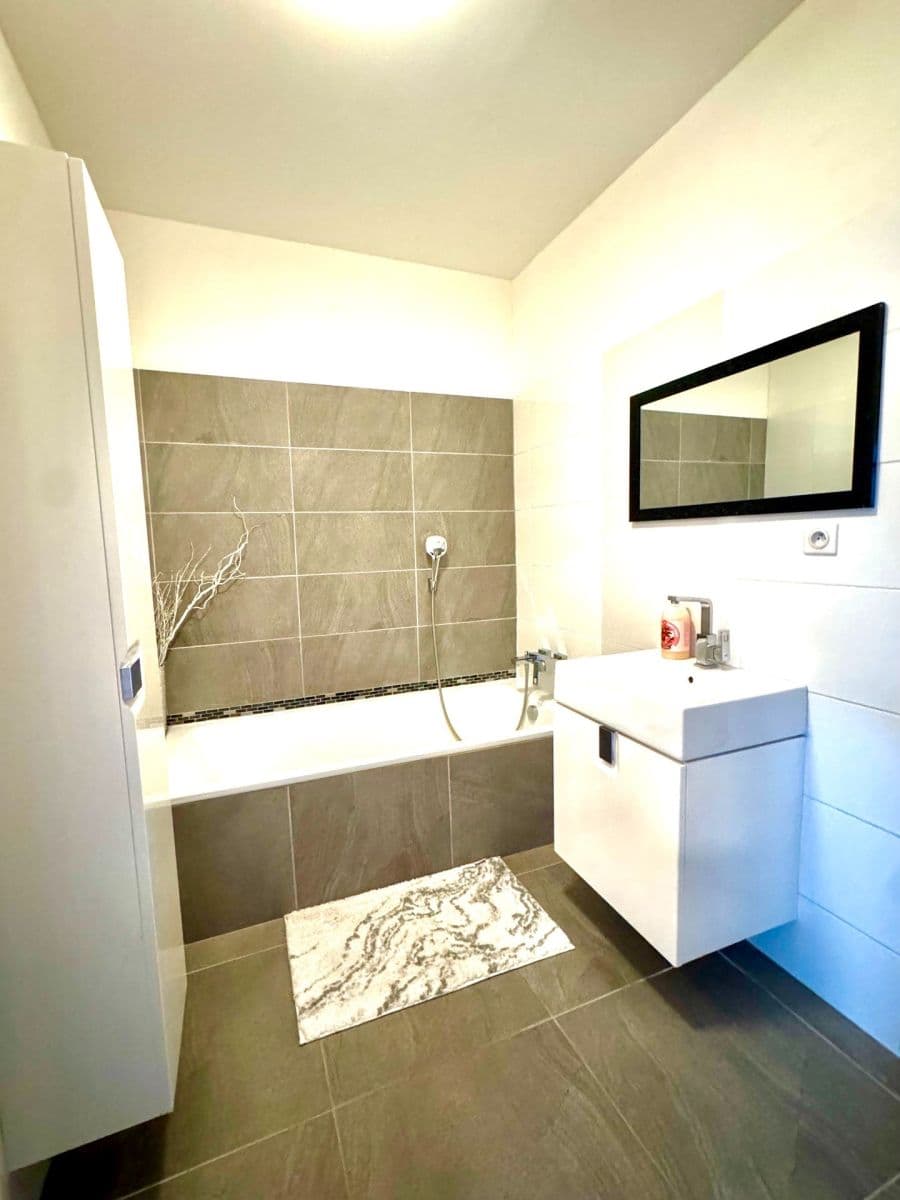 Prenájom bytu 3-izbový 71 m², Nové Mesto, Bratislavský kraj Prenájom bytu 3-izbový 71 m², Nové Mesto, Bratislavský kraj