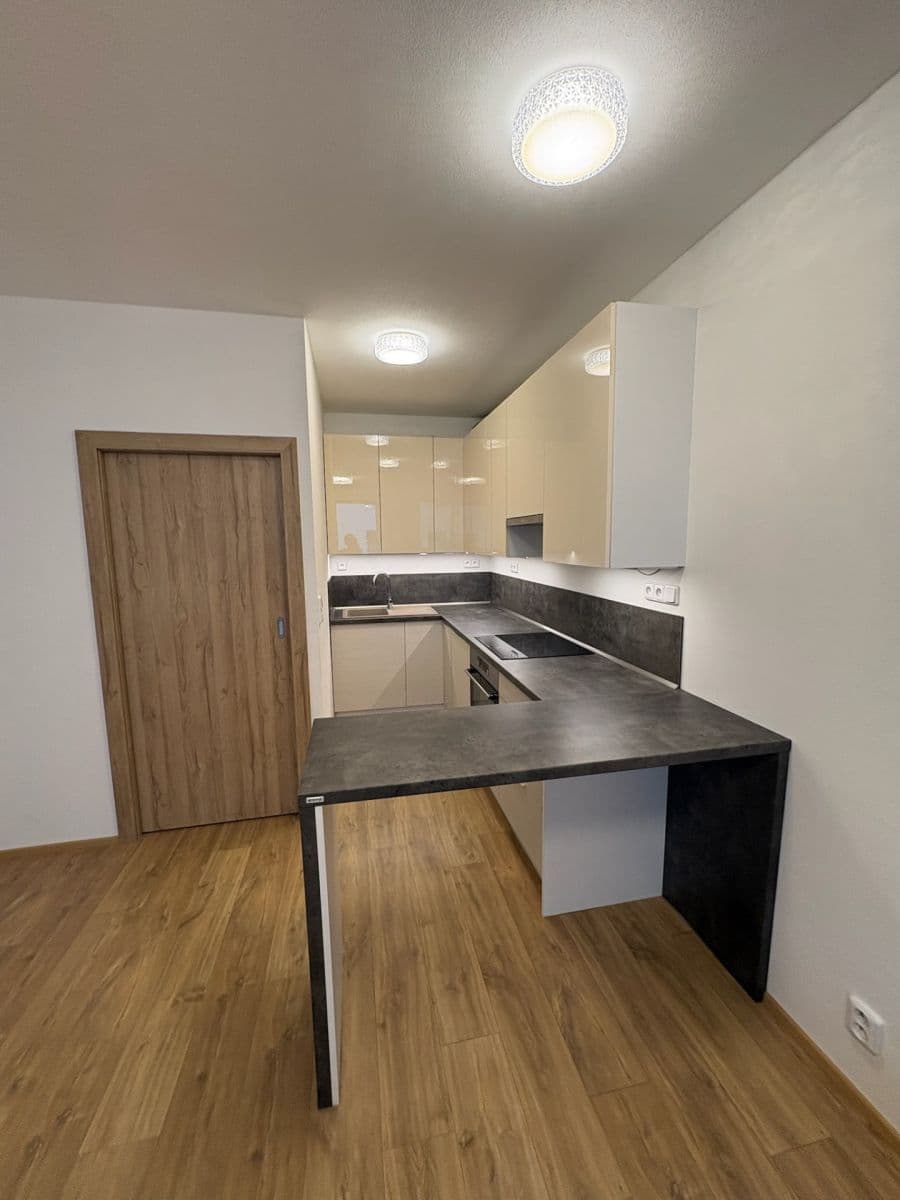 Prenájom bytu 2-izbový 43 m², Zlín, Zlínský kraj Prenájom bytu 2-izbový 43 m², Zlín, Zlínský kraj