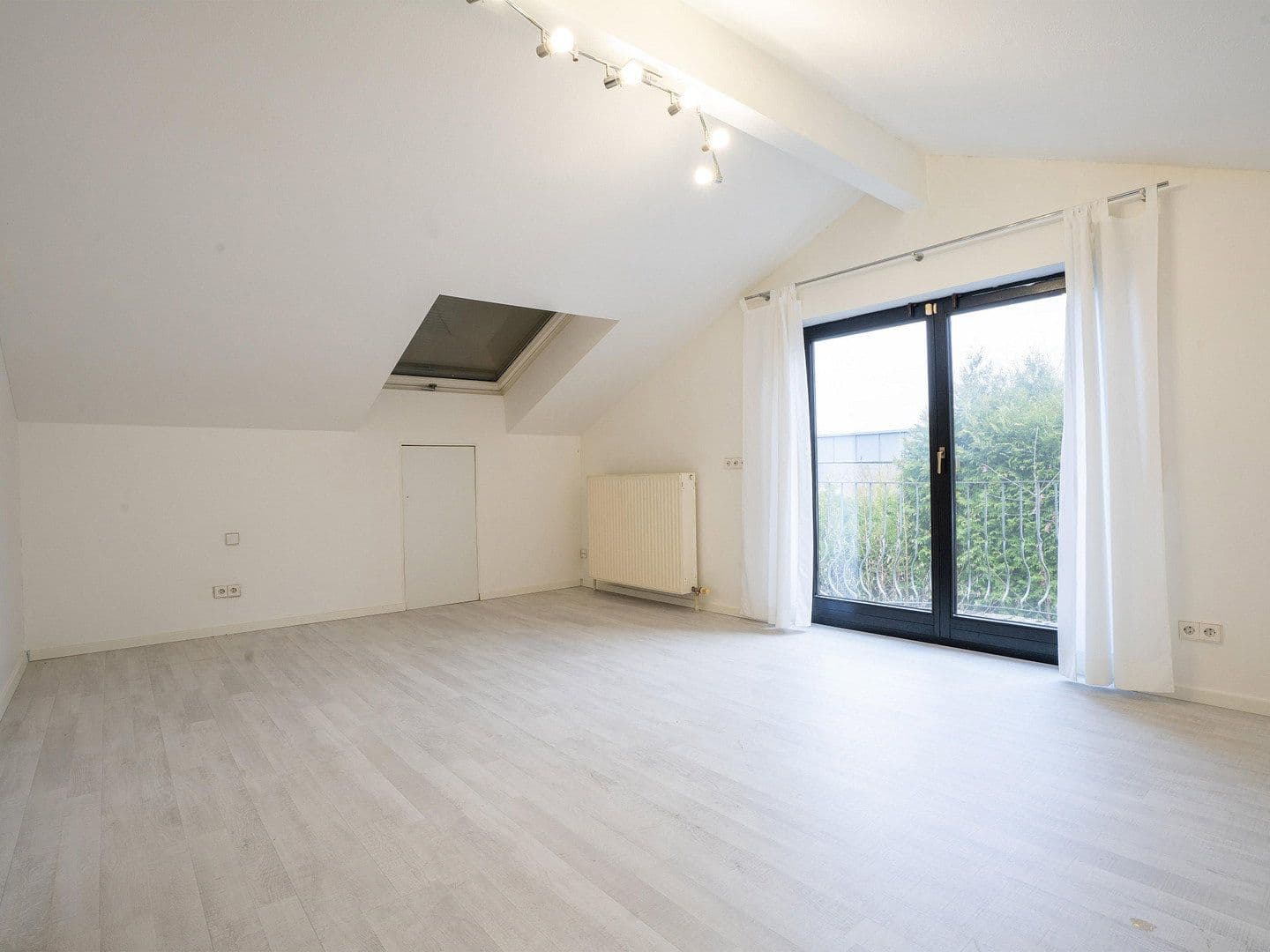 Predaj domu 332 m², pozemek 637 m², Untergruppenbach, Bádensko-Wurttembersko Predaj domu 332 m², pozemek 637 m², Untergruppenbach, Bádensko-Wurttembersko