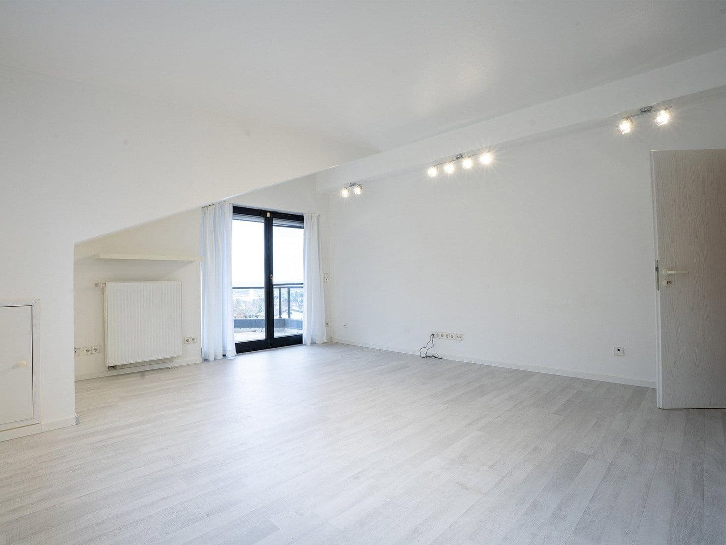 Predaj domu 332 m², pozemek 637 m², Untergruppenbach, Bádensko-Wurttembersko Predaj domu 332 m², pozemek 637 m², Untergruppenbach, Bádensko-Wurttembersko