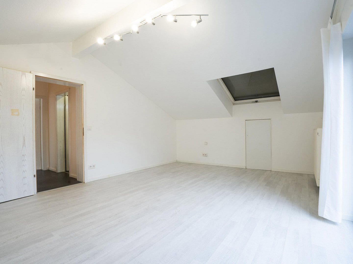 Predaj domu 332 m², pozemek 637 m², Untergruppenbach, Bádensko-Wurttembersko Predaj domu 332 m², pozemek 637 m², Untergruppenbach, Bádensko-Wurttembersko