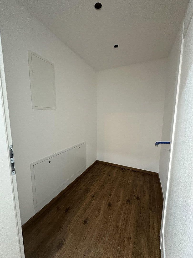Prenájom kancelárie 92 m², Badstr. 131, Egloffstein, Bavorsko Prenájom kancelárie 92 m², Badstr. 131, Egloffstein, Bavorsko