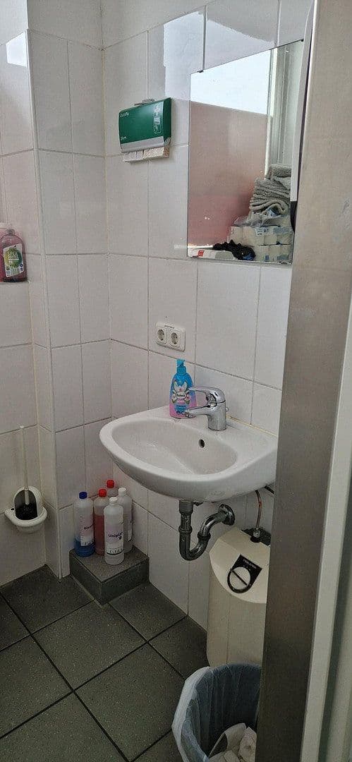 Prenájom nebytového priestoru 1.999 m², Mittelweg 4, Großostheim, Bavorsko Prenájom nebytového priestoru 1.999 m², Mittelweg 4, Großostheim, Bavorsko