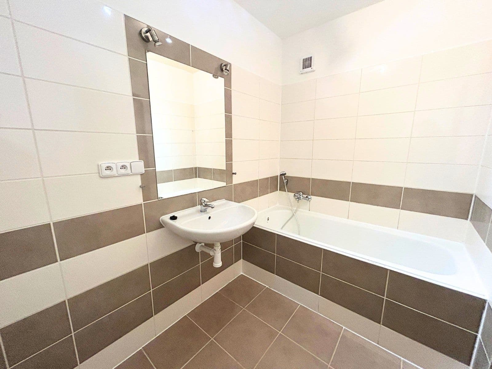 Prenájom bytu 3-izbový 71 m², 17. listopadu, Mladá Boleslav, Středočeský kraj Prenájom bytu 3-izbový 71 m², 17. listopadu, Mladá Boleslav, Středočeský kraj