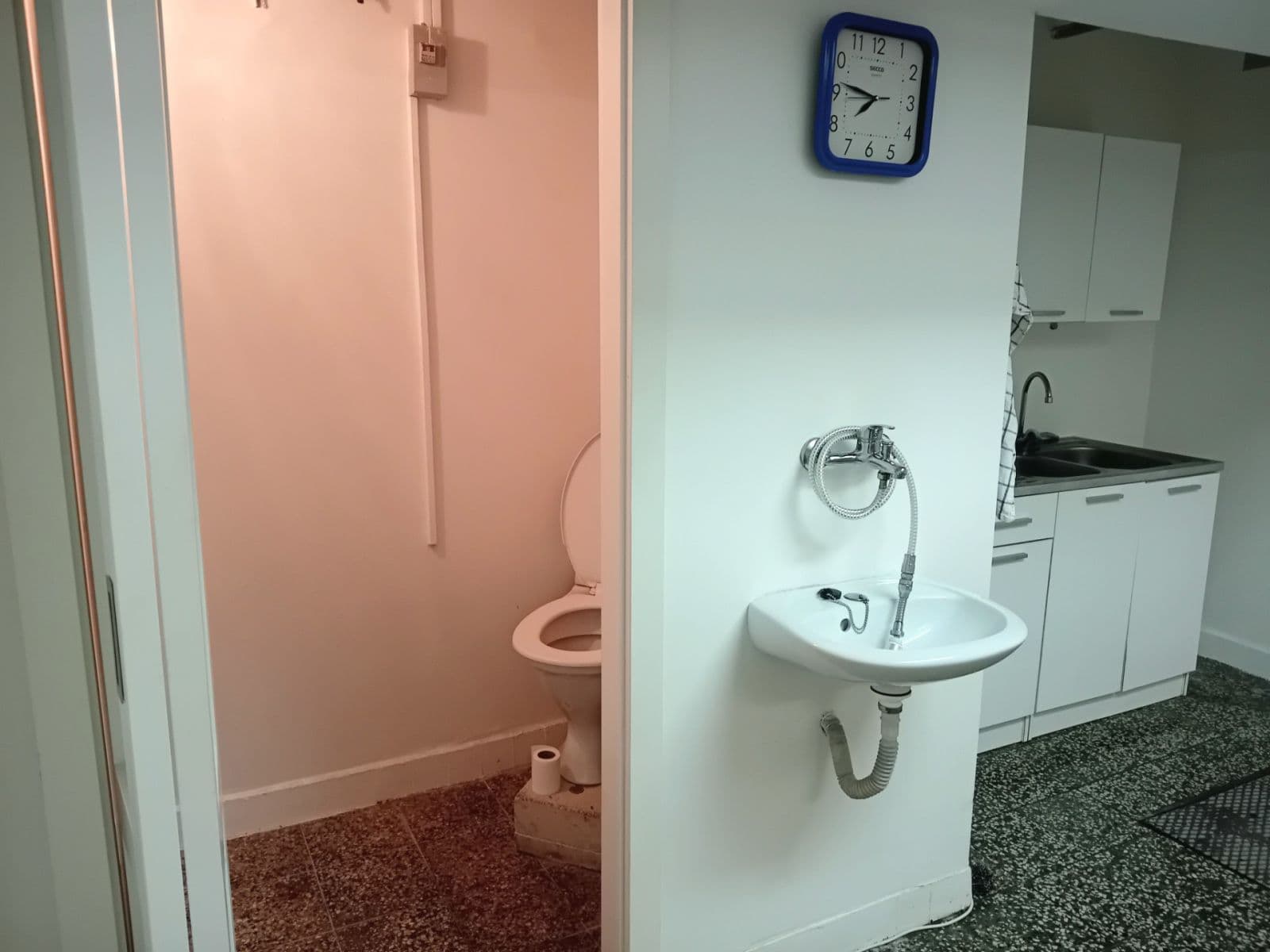 Prenájom nebytového priestoru 31 m², Sněženková, Praha, Praha Prenájom nebytového priestoru 31 m², Sněženková, Praha, Praha