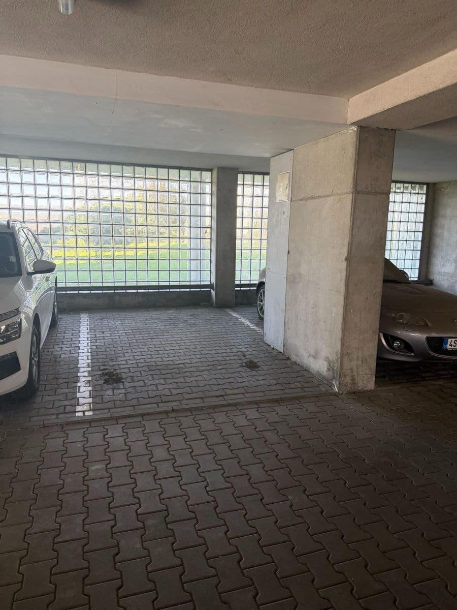 Prenájom garáže 10 m², Skloněná, Praha, Praha Prenájom garáže 10 m², Skloněná, Praha, Praha