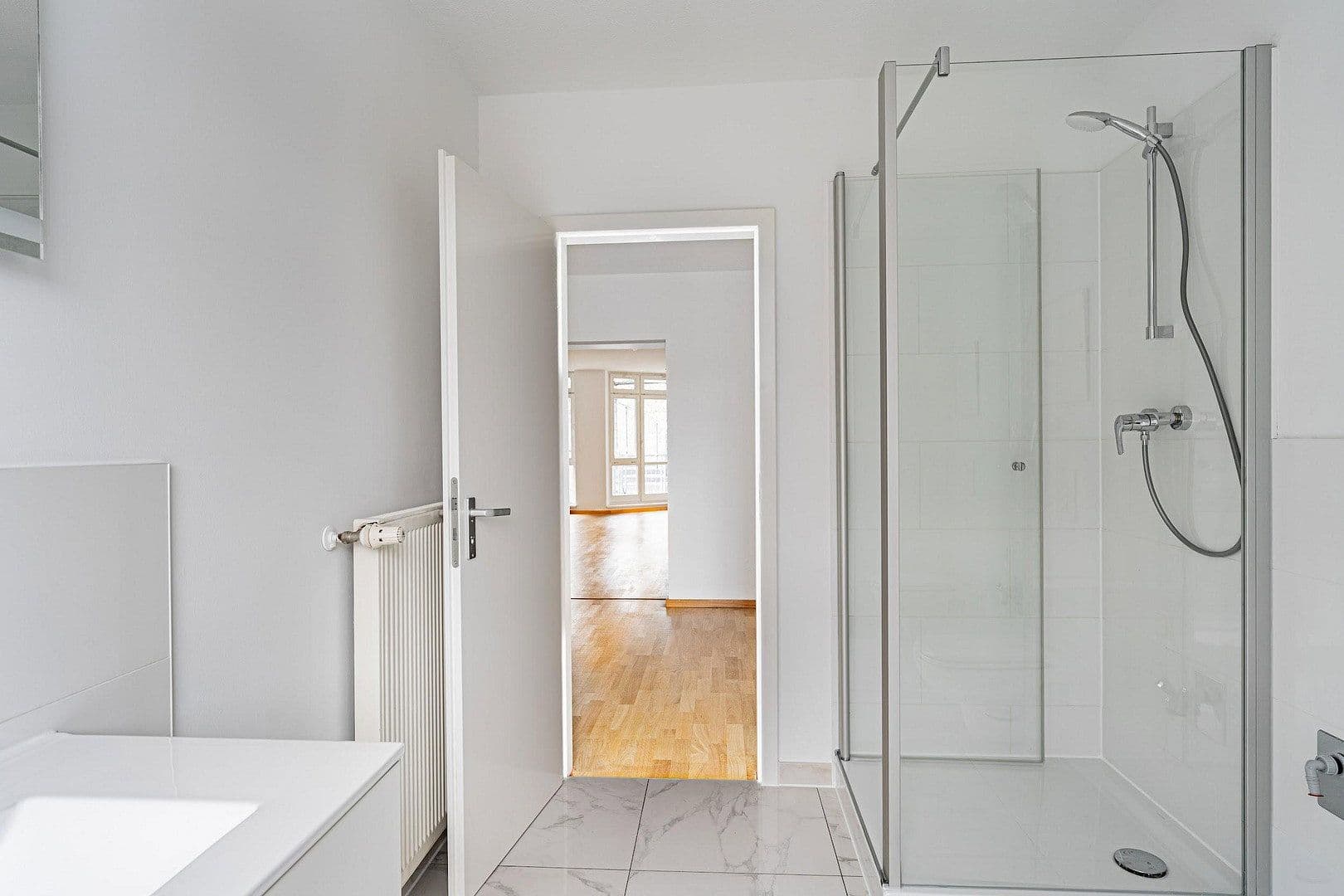 Prenájom bytu 3-izbový 140 m², Alfred-Kowalke-Str.14, Berlin, Berlín Prenájom bytu 3-izbový 140 m², Alfred-Kowalke-Str.14, Berlin, Berlín