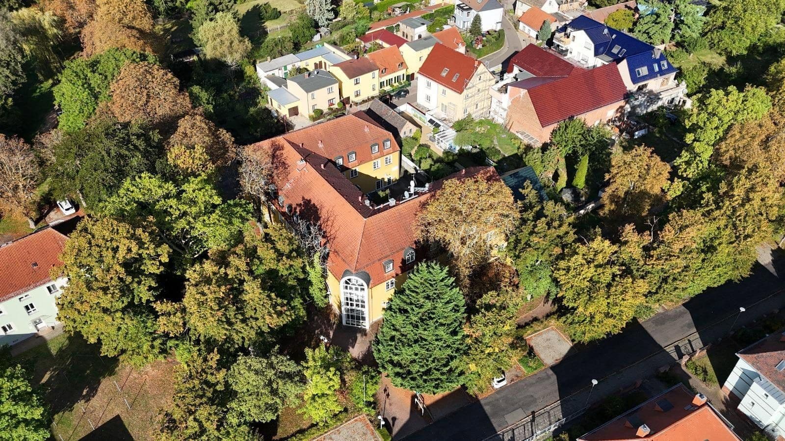 Predaj domu 1.843 m², pozemek 1.250 m², Krakauer Straße 49, Markranstädt, Sasko Predaj domu 1.843 m², pozemek 1.250 m², Krakauer Straße 49, Markranstädt, Sasko