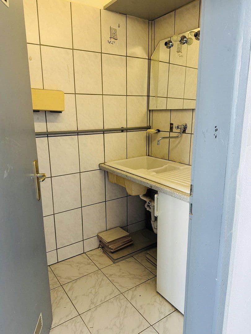 Prenájom nebytového priestoru 260 m², August-Borsig-Straße 5, Koblenz, Porýnie-Falcko Prenájom nebytového priestoru 260 m², August-Borsig-Straße 5, Koblenz, Porýnie-Falcko