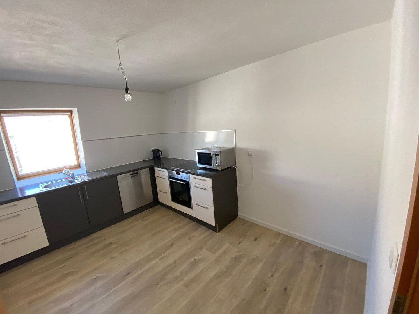 Prenájom bytu 4-izbový 103 m², Industriestraße 11, Haßmersheim, Bádensko-Wurttembersko Prenájom bytu 4-izbový 103 m², Industriestraße 11, Haßmersheim, Bádensko-Wurttembersko