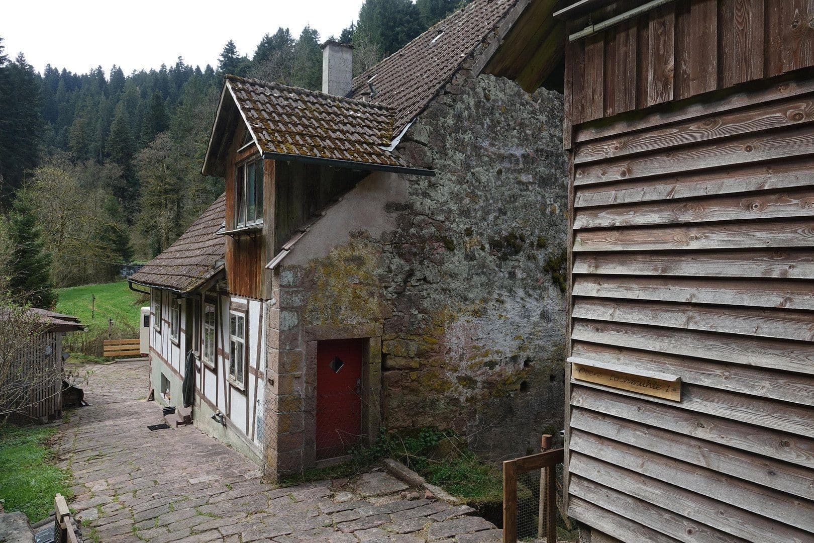 Predaj domu 200 m², pozemek 20.000 m², Alpirsbach, Bádensko-Wurttembersko Predaj domu 200 m², pozemek 20.000 m², Alpirsbach, Bádensko-Wurttembersko