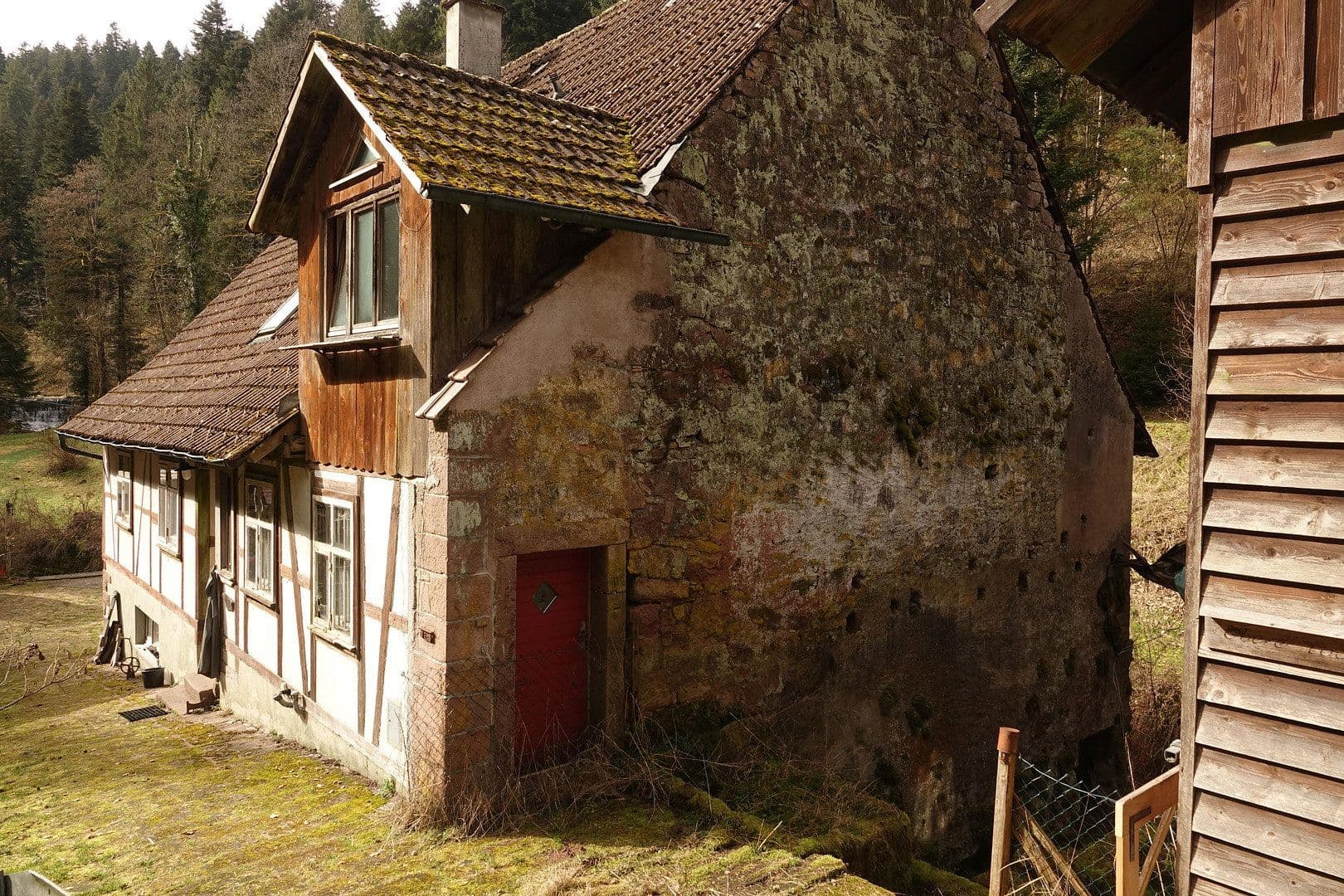 Predaj domu 200 m², pozemek 20.000 m², Alpirsbach, Bádensko-Wurttembersko Predaj domu 200 m², pozemek 20.000 m², Alpirsbach, Bádensko-Wurttembersko