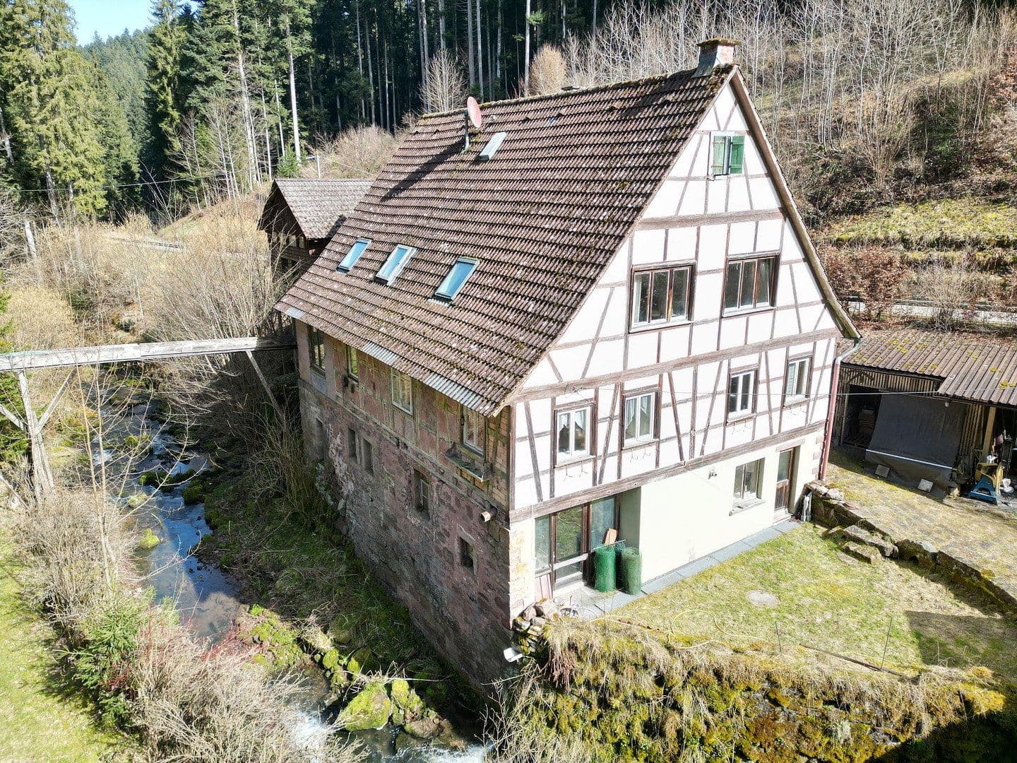 Predaj domu 200 m², pozemek 20.000 m², Alpirsbach, Bádensko-Wurttembersko Predaj domu 200 m², pozemek 20.000 m², Alpirsbach, Bádensko-Wurttembersko
