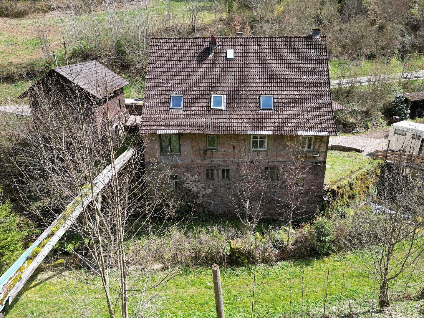Predaj domu 200 m², pozemek 20.000 m², Alpirsbach, Bádensko-Wurttembersko Predaj domu 200 m², pozemek 20.000 m², Alpirsbach, Bádensko-Wurttembersko