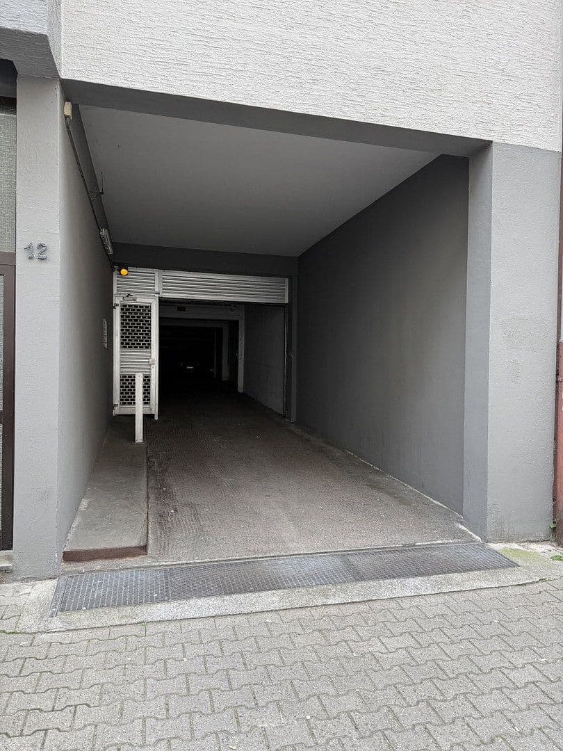 Predaj garáže, S6, 12, Mannheim, Bádensko-Wurttembersko Predaj garáže, S6, 12, Mannheim, Bádensko-Wurttembersko