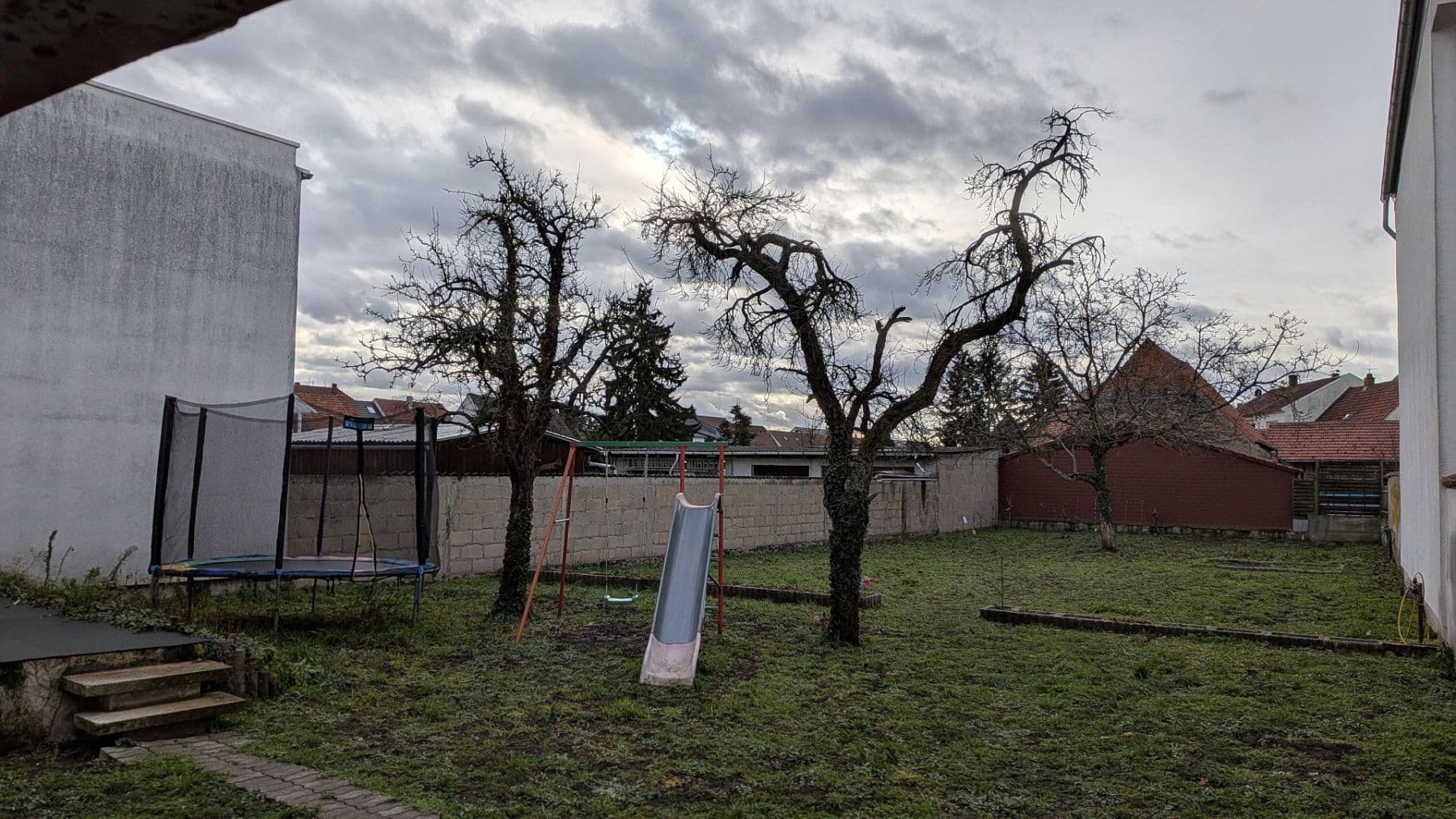 Predaj domu 193 m², pozemek 990 m², Oberhausen-Rheinhausen, Bádensko-Wurttembersko Predaj domu 193 m², pozemek 990 m², Oberhausen-Rheinhausen, Bádensko-Wurttembersko