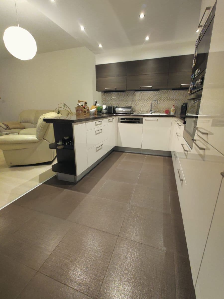 Prenájom bytu 3-izbový 78 m², Modenská, Praha, Praha Prenájom bytu 3-izbový 78 m², Modenská, Praha, Praha