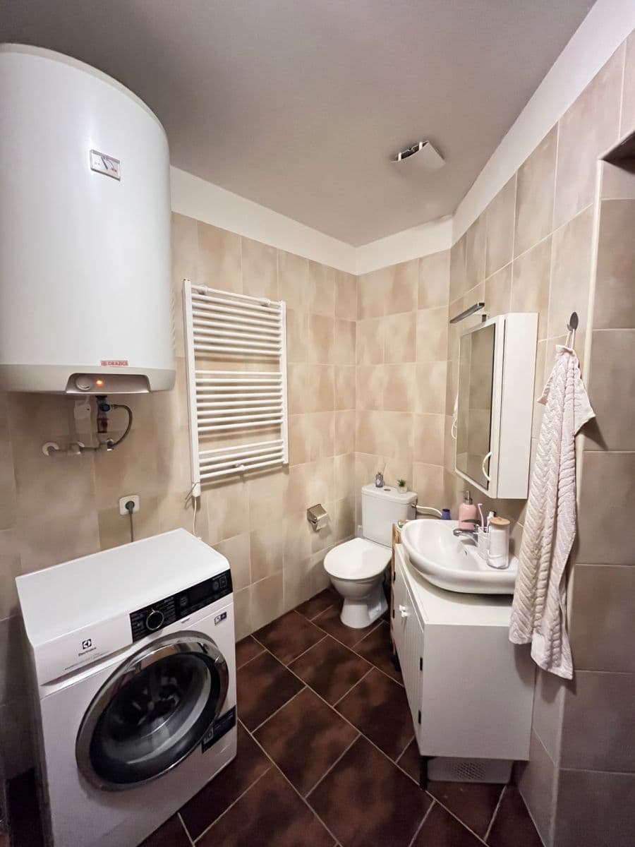 Prenájom bytu 1-izbový 41 m², Husova, Pardubice, Pardubický kraj Prenájom bytu 1-izbový 41 m², Husova, Pardubice, Pardubický kraj