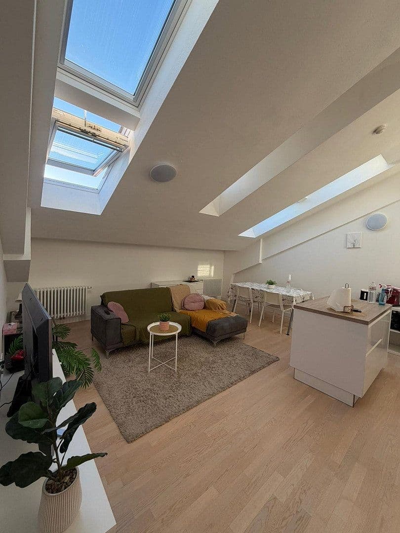 Prenájom bytu 3-izbový 100 m², Berlin, Berlín Prenájom bytu 3-izbový 100 m², Berlin, Berlín