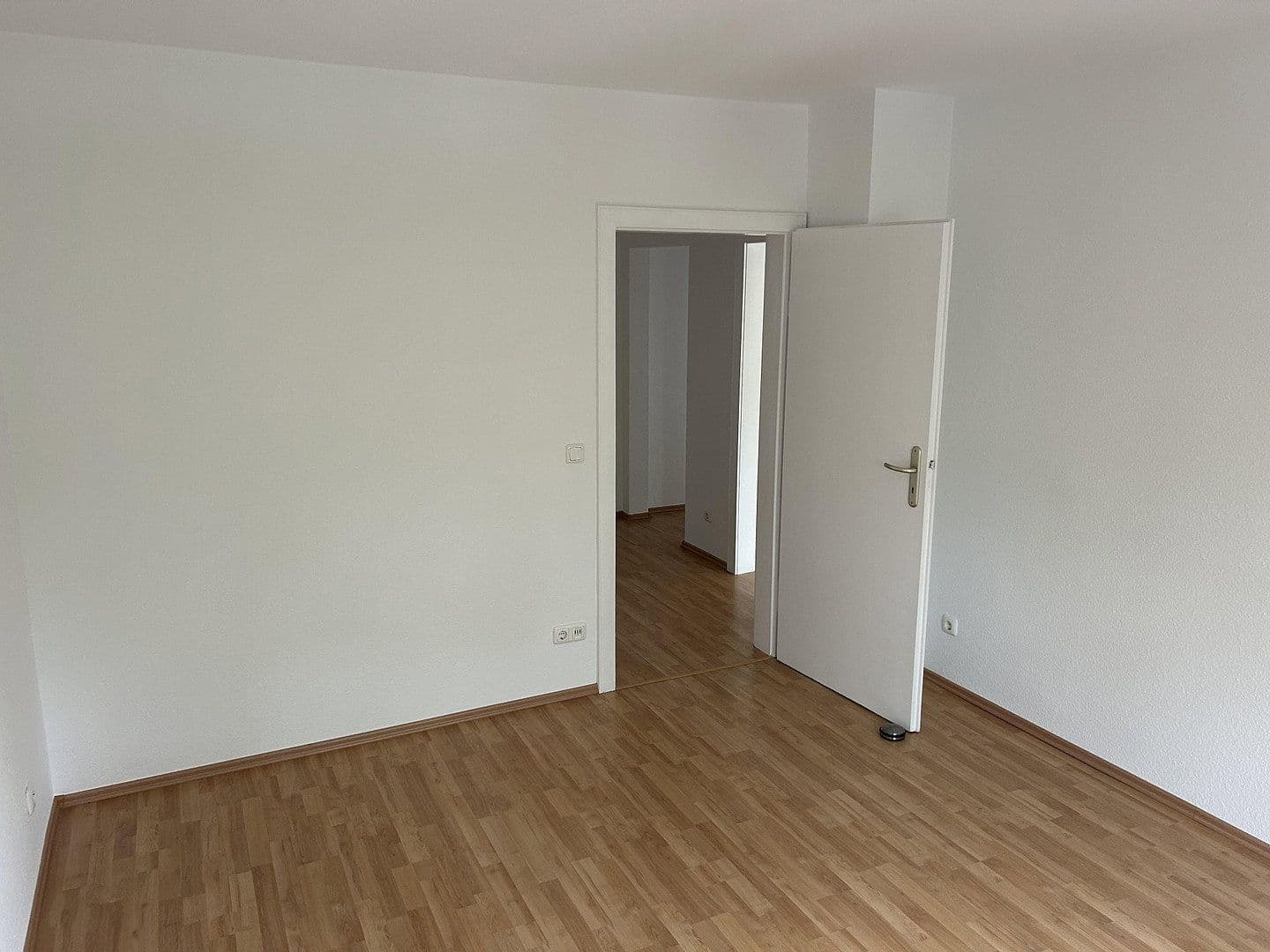 Prenájom bytu 3-izbový 80 m², Walter-vom-Rath-Str. 33, Frankfurt, Hesensko Prenájom bytu 3-izbový 80 m², Walter-vom-Rath-Str. 33, Frankfurt, Hesensko