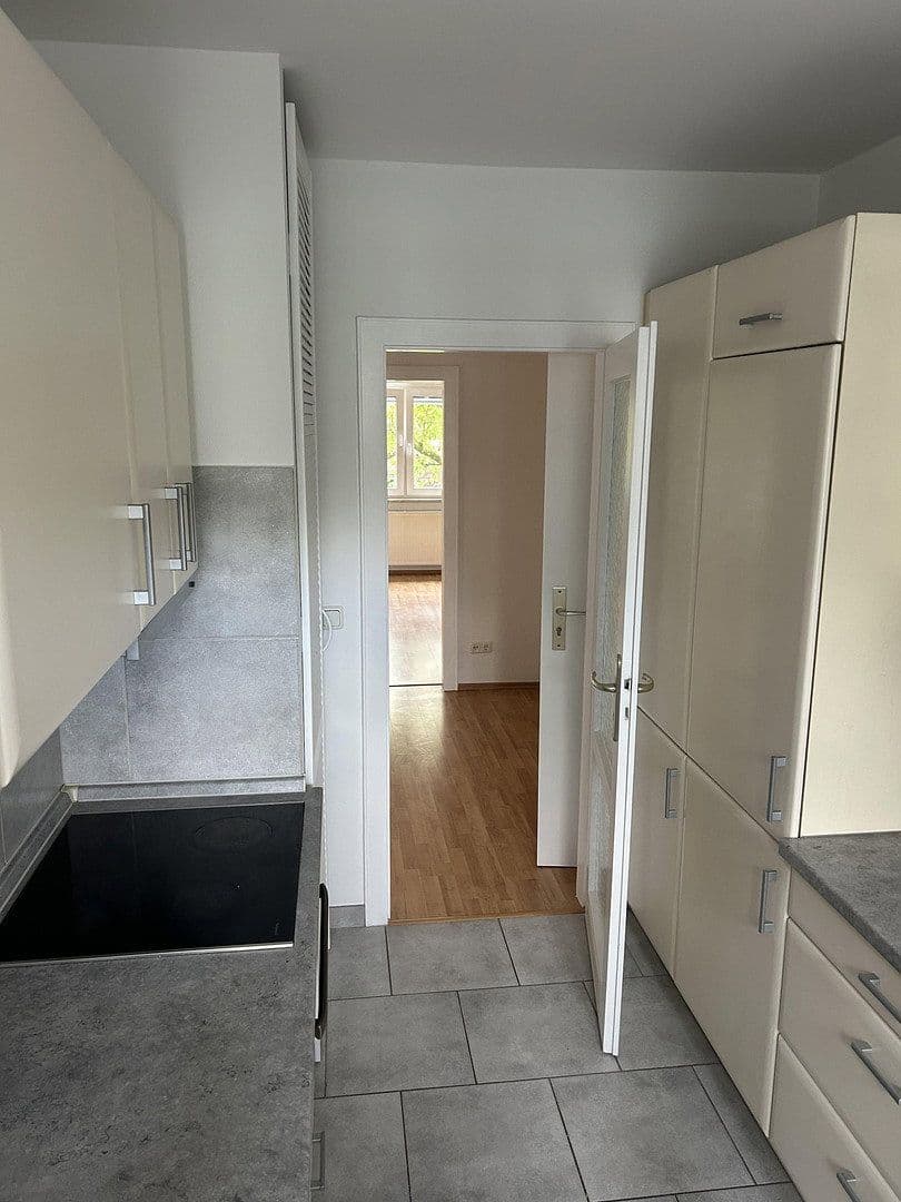 Prenájom bytu 3-izbový 80 m², Walter-vom-Rath-Str. 33, Frankfurt, Hesensko Prenájom bytu 3-izbový 80 m², Walter-vom-Rath-Str. 33, Frankfurt, Hesensko