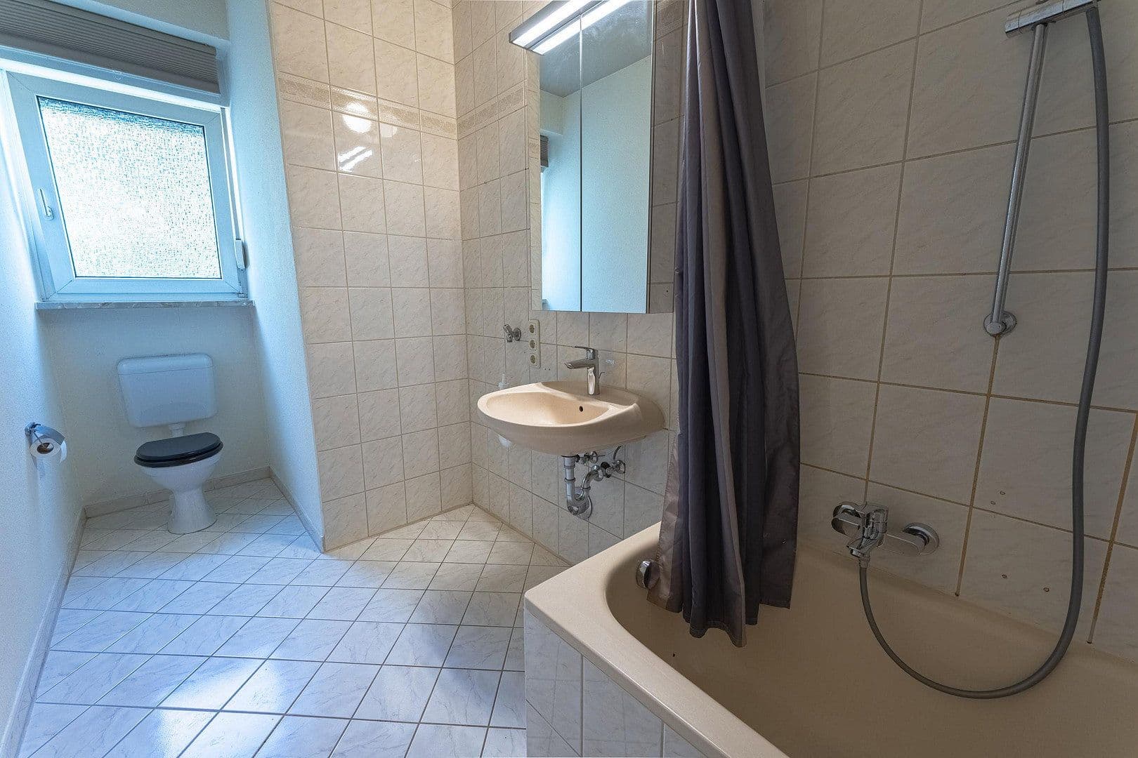 Prenájom bytu 4-izbový 120 m², Koblenz, Porýnie-Falcko Prenájom bytu 4-izbový 120 m², Koblenz, Porýnie-Falcko