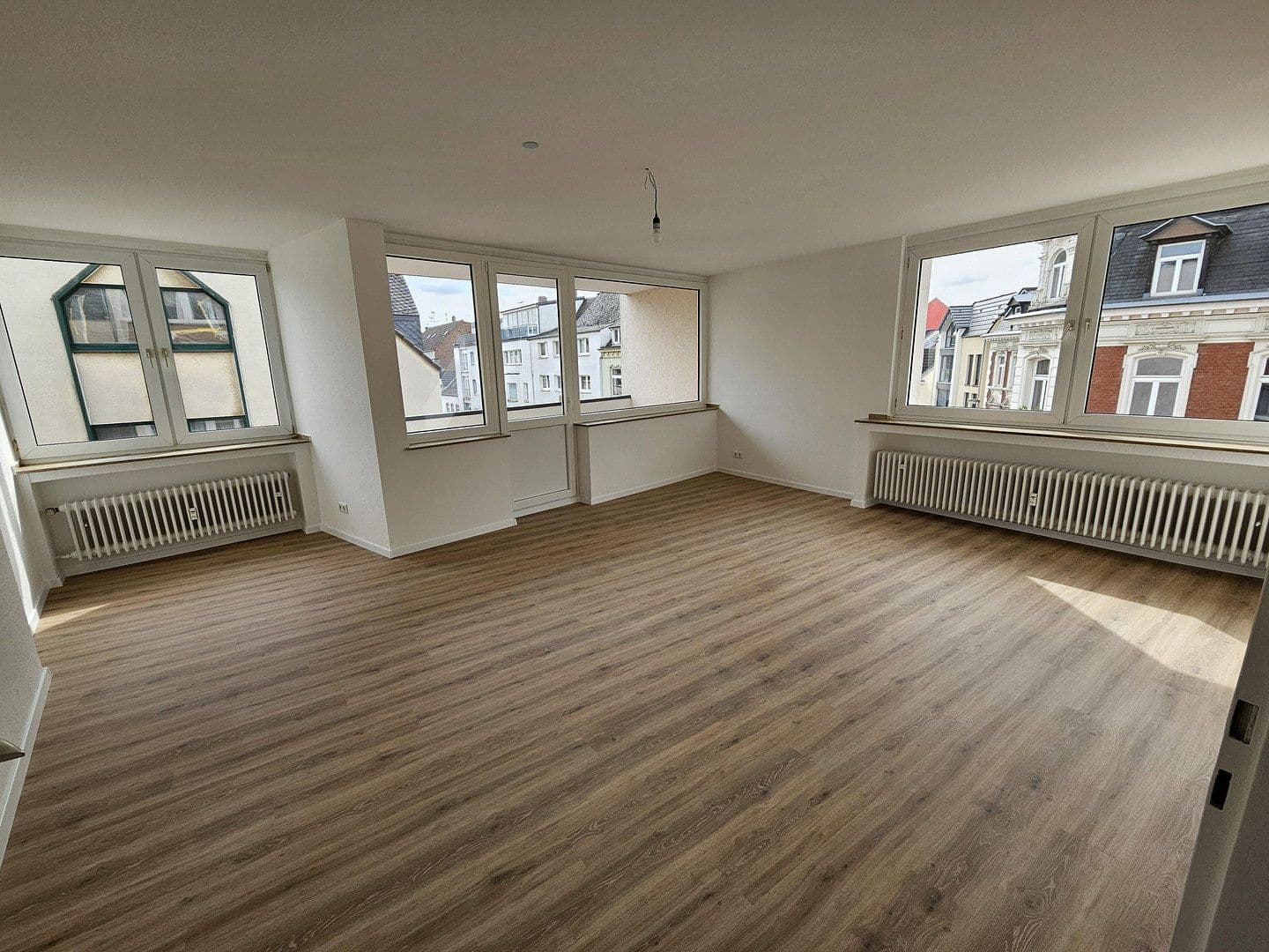 Prenájom bytu 3-izbový 87 m², Kölner Str. 17, Leverkusen, Severné Porýnie - Westfálsko Prenájom bytu 3-izbový 87 m², Kölner Str. 17, Leverkusen, Severné Porýnie - Westfálsko