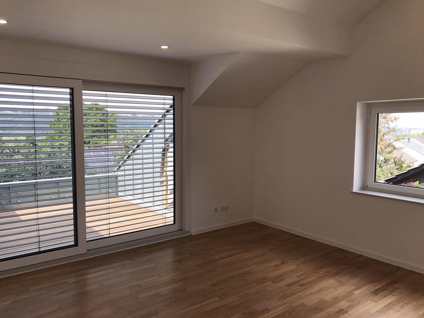 Prenájom bytu 4-izbový 210 m², Koblenz, Porýnie-Falcko Prenájom bytu 4-izbový 210 m², Koblenz, Porýnie-Falcko