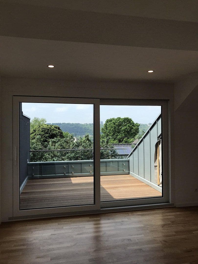 Prenájom bytu 4-izbový 210 m², Koblenz, Porýnie-Falcko Prenájom bytu 4-izbový 210 m², Koblenz, Porýnie-Falcko