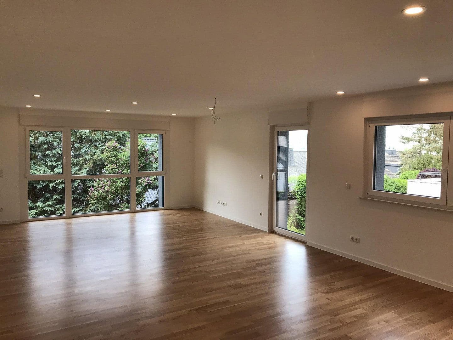 Prenájom bytu 4-izbový 210 m², Koblenz, Porýnie-Falcko Prenájom bytu 4-izbový 210 m², Koblenz, Porýnie-Falcko