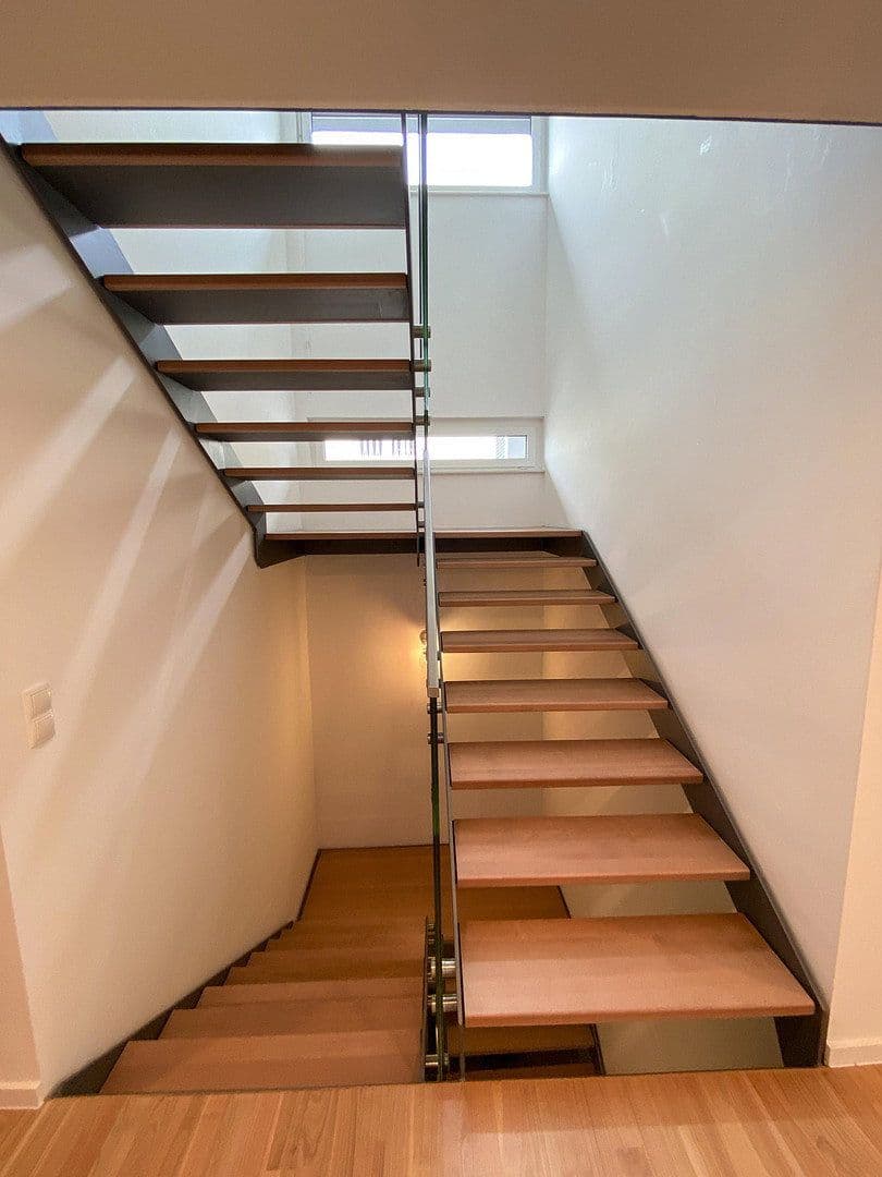 Prenájom bytu 4-izbový 210 m², Koblenz, Porýnie-Falcko Prenájom bytu 4-izbový 210 m², Koblenz, Porýnie-Falcko