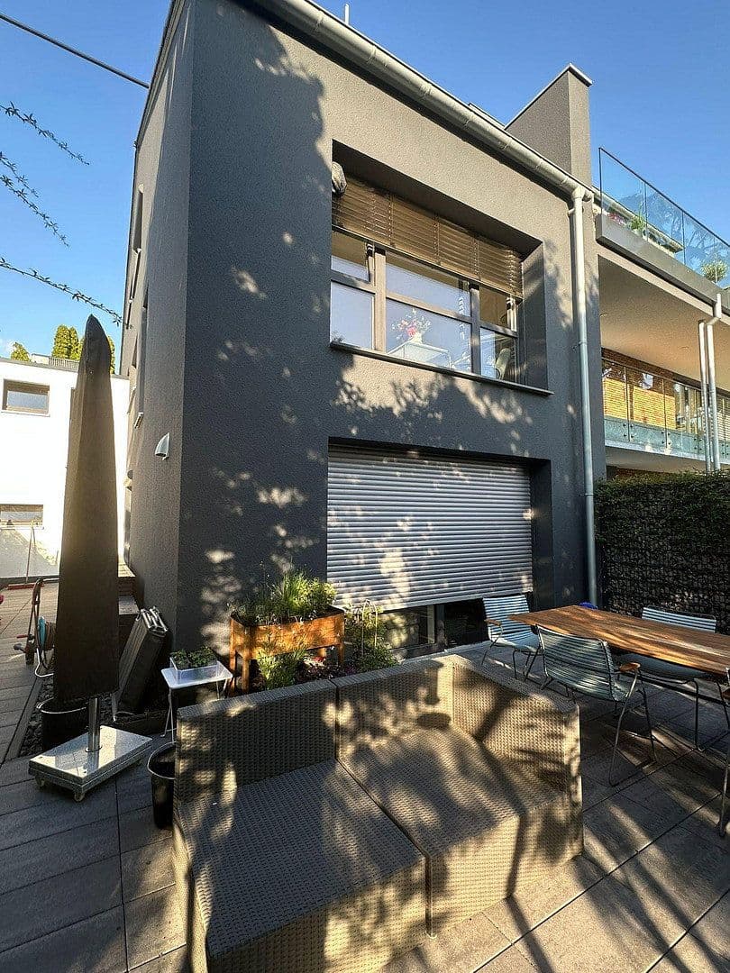 Prenájom bytu 4-izbový 210 m², Koblenz, Porýnie-Falcko Prenájom bytu 4-izbový 210 m², Koblenz, Porýnie-Falcko