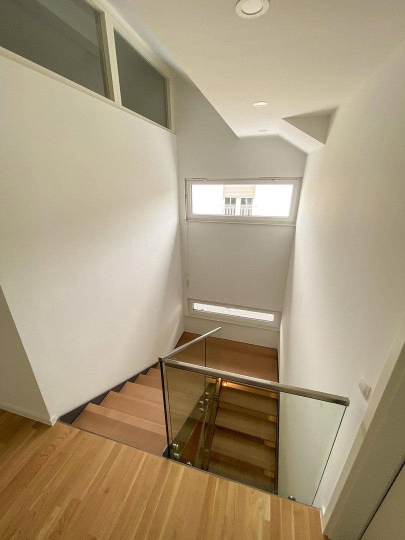 Prenájom bytu 4-izbový 210 m², Koblenz, Porýnie-Falcko Prenájom bytu 4-izbový 210 m², Koblenz, Porýnie-Falcko