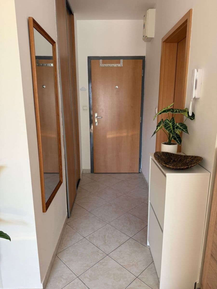 Prenájom bytu 1-izbový 41 m², Hrachová, Ružinov, Bratislavský kraj Prenájom bytu 1-izbový 41 m², Hrachová, Ružinov, Bratislavský kraj