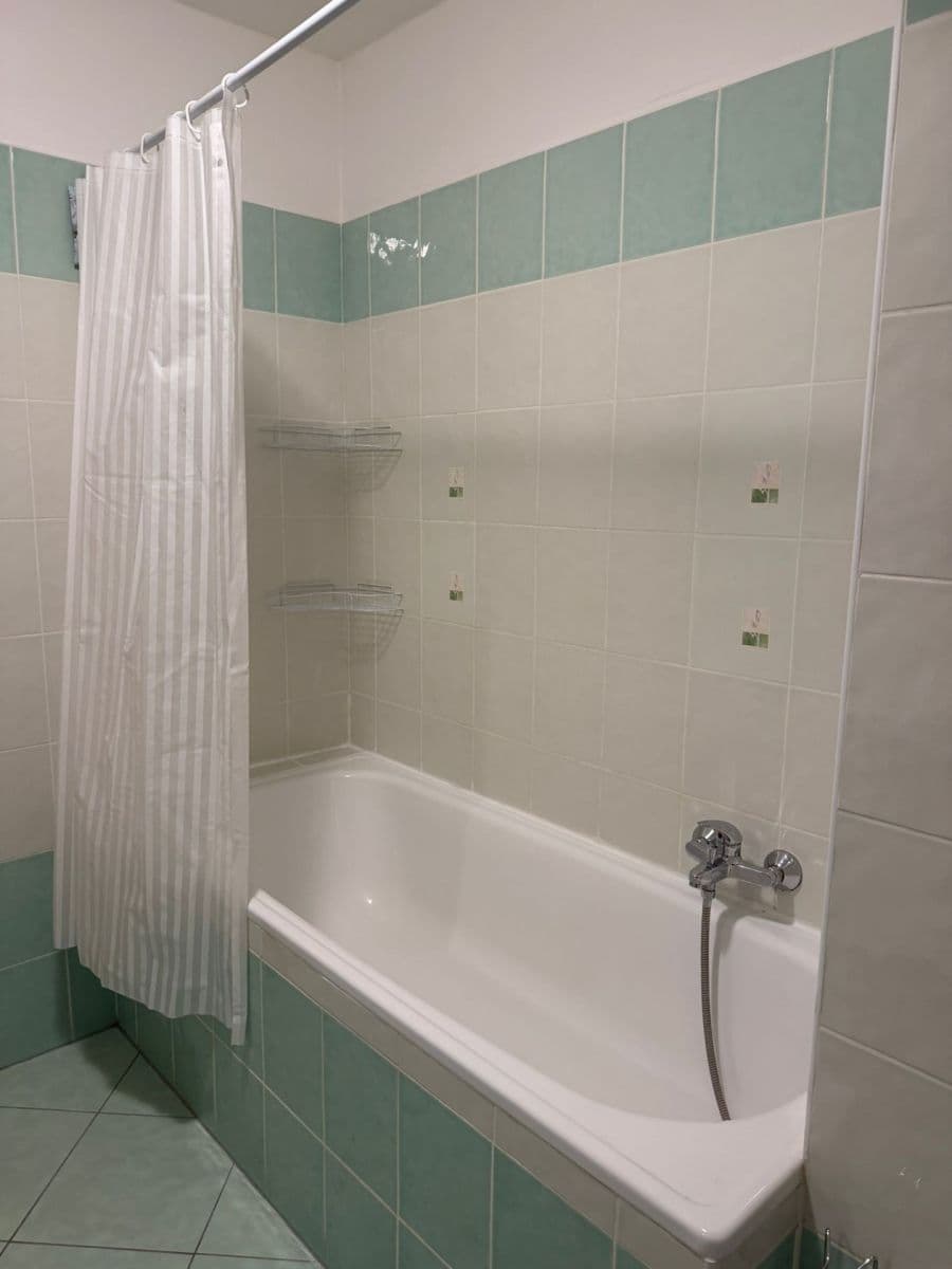 Prenájom bytu 1-izbový 41 m², Hrachová, Ružinov, Bratislavský kraj Prenájom bytu 1-izbový 41 m², Hrachová, Ružinov, Bratislavský kraj